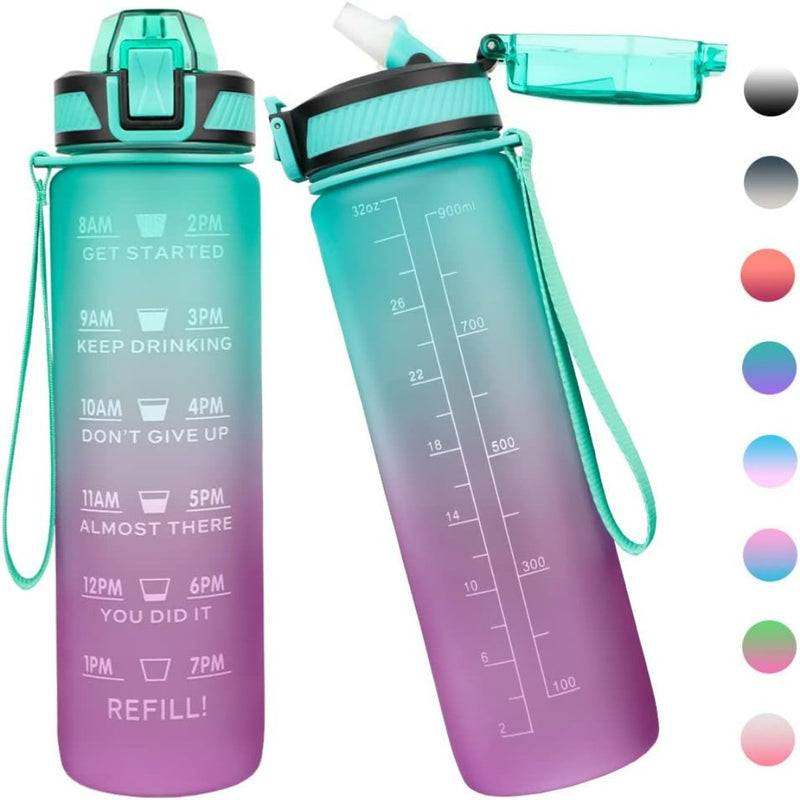 Laad afbeelding in Galerijviewer, Twee 1 liter &quot;Waterfles met tijdmarkeringen en rietje: Houd je gehydrateerd en gemotiveerd!&quot; flessen, gemaakt van Tritan-plastic met kleurverloop, zijn voorzien van een draagriem en een opklapbaar deksel met rietje voor hydratatie onderweg.
