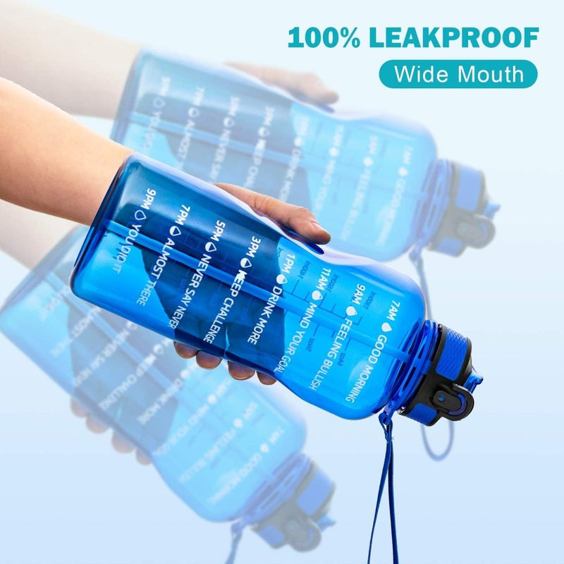 Laad afbeelding in Galerijviewer, Een hand houdt een Ontdek de ultieme 2L waterfles vast, met een gekanteld blauw ontwerp met tijdmarkeringen en motiverende citaten. Het benadrukt &quot;100% Leakproof&quot;, een brede mond en de BPA-vrije functie, wat het belang van de gezondheid benadrukt. Een vage weerspiegeling van de fles is zichtbaar.
