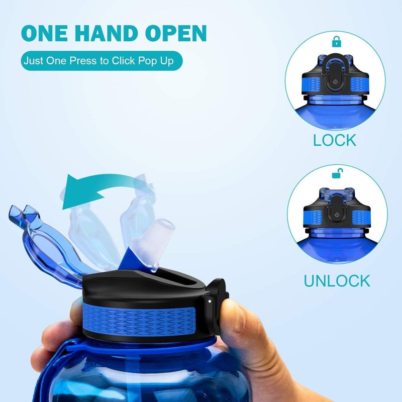 Laad afbeelding in Galerijviewer, Een hand houdt de BPA-vrije &quot;Ontdek de ultieme 2L waterfles&quot; in het blauw vast, met een ontwerp dat met één hand geopend kan worden. De afbeelding toont het vergrendelen/ontgrendelen door te drukken, met pijlen die beweging aangeven - een perfecte keuze voor degenen die gezondheid prioriteit geven.
