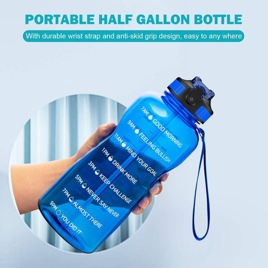 De Ontdek de ultieme 2L-waterflessen, een blauwe BPA-vrije fles van een halve gallon met motiverende tijdmarkeringen, polsbandje en antisliphandgreepontwerp, wordt geplaatst tegen een lichte achtergrond om uw gezondheidsreis te verbeteren.