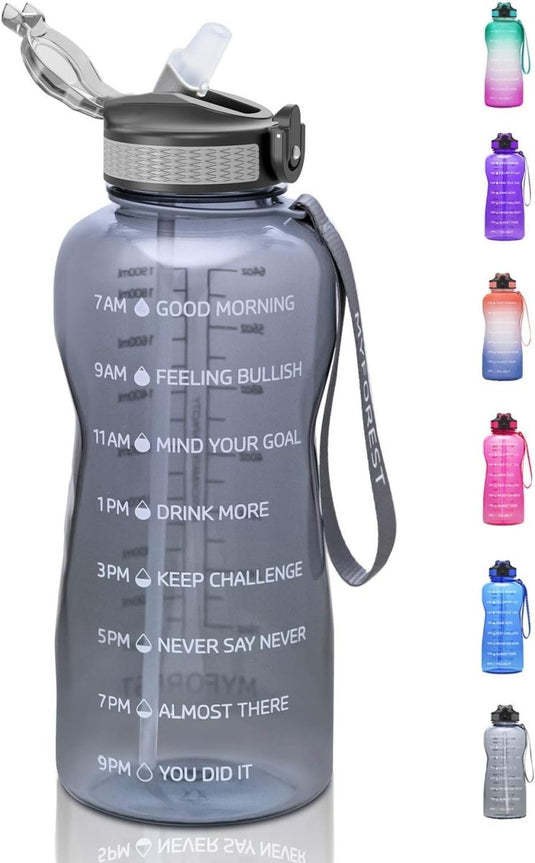 De "Ontdek de ultieme 2L waterfles: Motivatie en hydratatie in één!" is een grijze fles met tijdsmarkeringen van 7 AM tot 9 PM voor de gezondheid. Het heeft een handvat, een fliprietje en BPA-vrij materiaal, met kleinere afbeeldingen in verschillende kleuren.