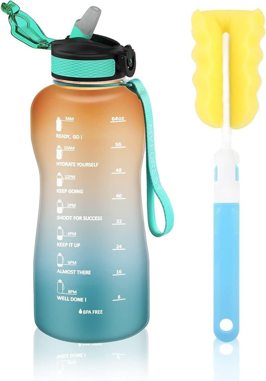 De ultieme 2L waterfles met tijdmarkers en inspirerende tekst heeft een rietjesdeksel, een turquoise polsband en is BPA-vrij. Inclusief gele sponsreinigingsborstel.