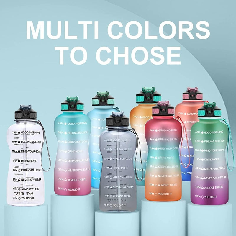 Laad afbeelding in Galerijviewer, Zeven levendige waterflessen van 2 liter met tijdsgemarkeerde berichten worden tentoongesteld op sokkels onder de banner &#39;MULTI COLORS TO CHOOSE&#39;. Ideaal voor gezondheidsliefhebbers, deze BPA-vrije flessen, genaamd &quot;Ontdek de ultieme 2L waterfles: Motivatie en hydratatie in één!&quot;, helpen uw hydratatiedoelen.
