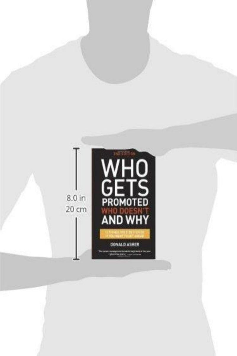 Laad afbeelding in Galerijviewer, Het boek &quot;Who Gets Promoted, Who Doesn&#39;t, and Why, Second Edition: 12 Things You&#39;d Better Do If You Want to Get Ahead&quot; biedt inzicht in promotiestrategieën en succes op de werkvloer. Het rust op 8 inch of 20 cm hoog in iemands handen.
