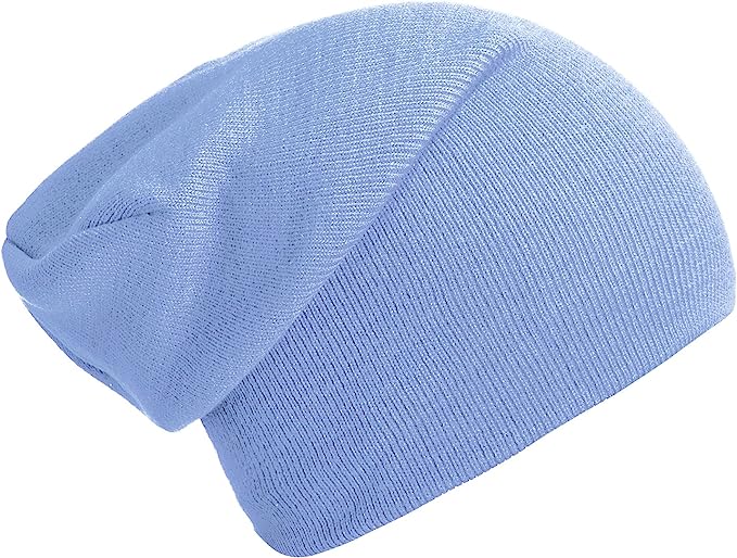 Laad afbeelding in Galerijviewer, Een lichtblauwe slouch beanie is afgebeeld op een effen witte achtergrond, gemaakt van zachte luxe stoffen zoals te zien in het product &quot;Slouch beanies: de perfecte wintermuts voor dames en heren.
