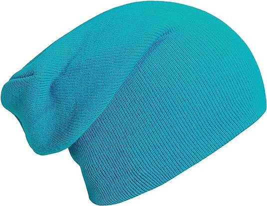 Een blauwgroen slouchy gebreide beanie, gemaakt van zachte luxe stoffen, wordt getoond op een witte achtergrond. Onderdeel van de Slouch Beanies collectie: de perfecte wintermuts voor dames en heren.