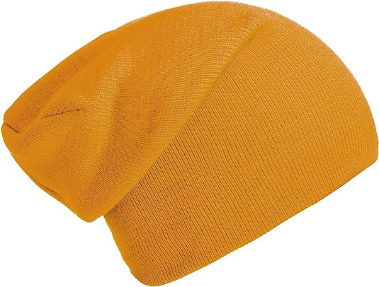 Deze oranje slouchy gebreide muts, gemaakt van zachte luxe stoffen, is een perfecte wintermuts voor zowel mannen als vrouwen, afgebeeld van opzij.