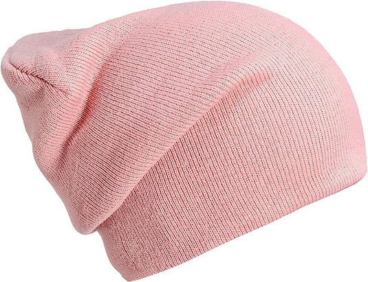 Een roze gebreide slouch beanie van zachte luxe stoffen, met een warme en stijlvolle pasvorm, is de perfecte wintermuts voor dames en heren.