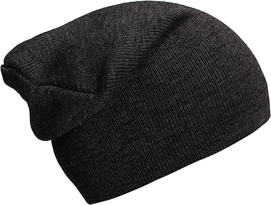 Een zwarte slouch beanie, gemaakt van zachte luxe stoffen, is afgebeeld op een witte achtergrond.