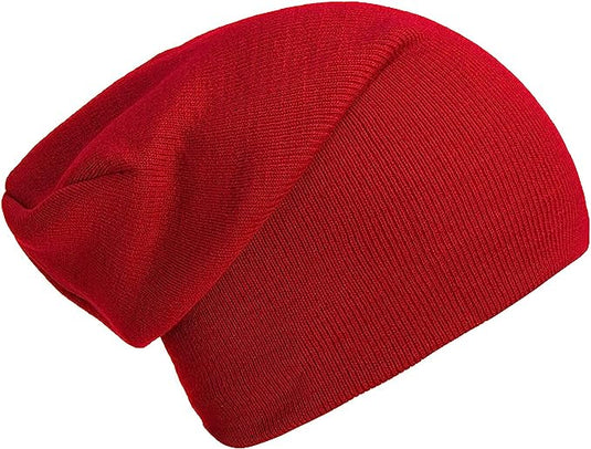 Rode slouch muts met een relaxte pasvorm, gemaakt van zachte luxe stoffen en afgebeeld op een witte achtergrond.