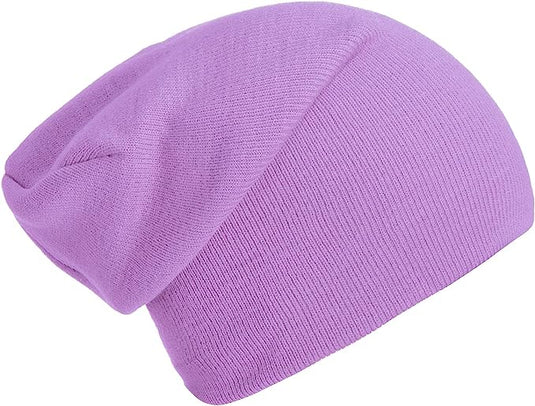 Een slouch beanie van "Slouch beanies: de perfecte wintermuts voor dames en heren" in paars, gemaakt van zachte luxe stoffen, wordt gepresenteerd op een spierwitte achtergrond.