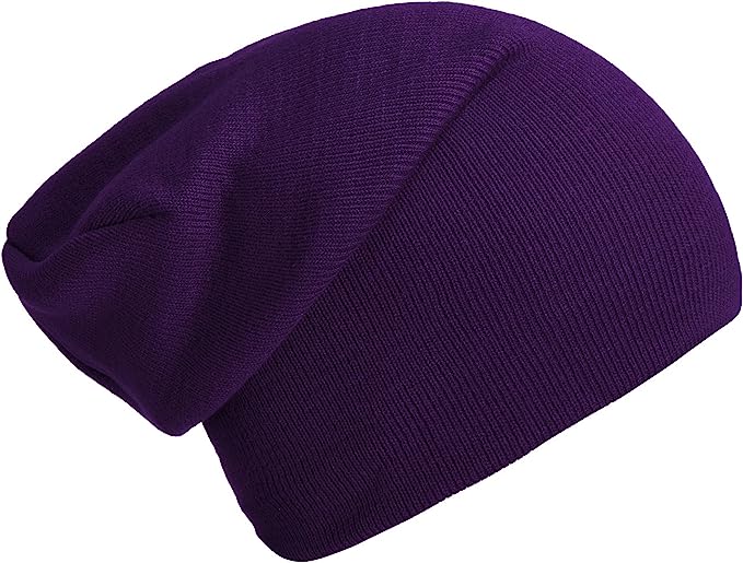 Laad afbeelding in Galerijviewer, De &quot;Slouch beanies: de perfecte wintermuts voor dames en heren&quot; is een paarse gebreide muts met een slouchy fit, gemaakt van zachte luxe stoffen, weergegeven vanaf de zijkant op een witte achtergrond.
