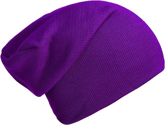 De Slouch beanies, perfecte wintermutsen voor zowel mannen als vrouwen, zijn gemaakt van zachte, luxe stoffen in paars met een slouchy design, afgebeeld op een effen witte achtergrond.