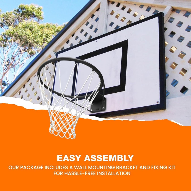 Laad afbeelding in Galerijviewer, Een basketbalring en backboard gemonteerd buiten met bomen op de achtergrond. Oranje tekst eronder luidt: &quot;Eenvoudige montage...muurbevestigingsbeugel en bevestigingsset inbegrepen.&quot; Gemaakt van professionele materialen voor duurzaamheid. Product: Word de volgende Michael Jordan met onze professionele basketbalring!.
