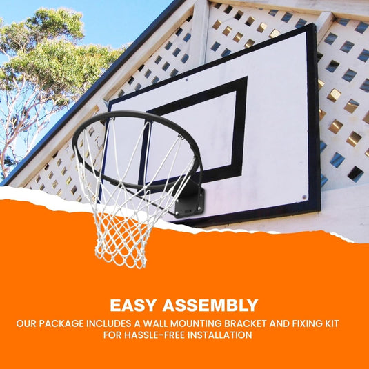 Een basketbalring en backboard gemonteerd buiten met bomen op de achtergrond. Oranje tekst eronder luidt: "Eenvoudige montage...muurbevestigingsbeugel en bevestigingsset inbegrepen." Gemaakt van professionele materialen voor duurzaamheid. Product: Word de volgende Michael Jordan met onze professionele basketbalring!.