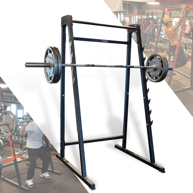 Laad afbeelding in Galerijviewer, A &quot;Word een krachtige krachtpatser met dit squatrek!&quot; wordt getoond met een halter en halterschijven, gesitueerd in een sportschool waar mensen aan krachttraining doen.
