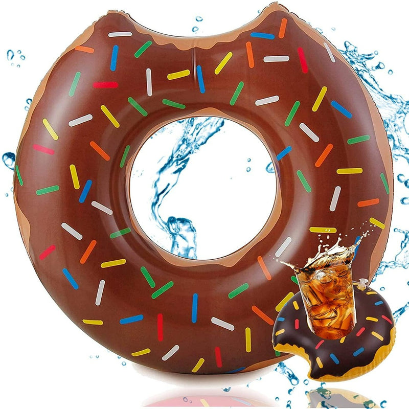 Laad afbeelding in Galerijviewer, De XXL opblaasbare zwemband, ontworpen als een donut met chocolade, hagelslag en een realistisch bijtmerk, drijft in het spetterende water, naast een opblaasbare bekerhouder met ijsthee in dezelfde stijl.
