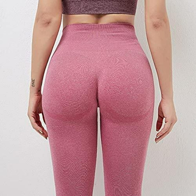 Laad afbeelding in Galerijviewer, Op de rug is een persoon te zien die een comfortabele roze yoga legging draagt, wat de pasvorm en textuur van de dames yoga leggings benadrukt, voorzien van een hoog getaillleerde tailleband uit onze collectie: &quot;Ontdek de perfecte balans van stijl en comfort met onze yoga leggings voor dames!.
