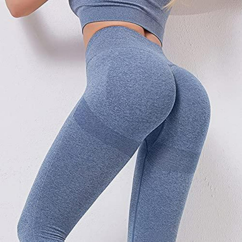 Laad afbeelding in Galerijviewer, Een persoon die &quot;Ontdek de perfecte balans van stijl en comfort met onze yogaleggings voor dames draagt!&quot; met een hoge taille en bijpassende top leunt tegen een muur, gezien vanaf de taille.
