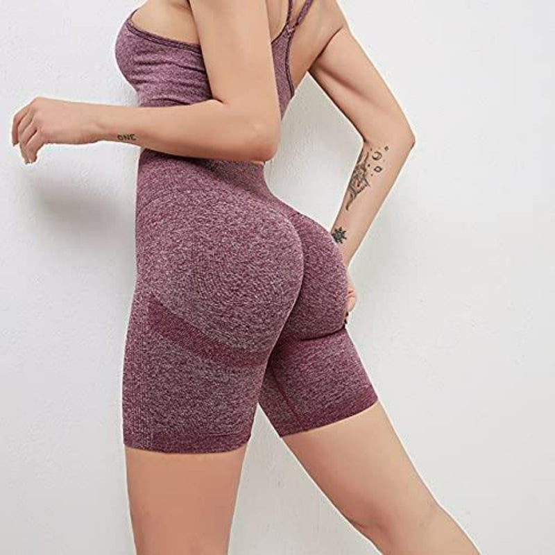 Laad afbeelding in Galerijviewer, Een persoon in paarse sportkleding staat tegen een witte muur en laat een getatoeëerde arm zien. Ontdek de perfecte balans tussen stijl en comfort met onze yogaleggings voor dames, met een hoog getailleerde tailleband voor ideale ondersteuning tijdens je routine.
