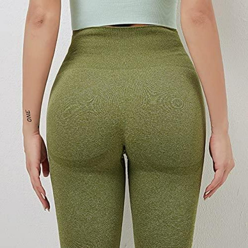 Laad afbeelding in Galerijviewer, Een persoon in stijlvolle en comfortabele damesleggings met een olijfgroene tint is van achteren te zien, met een hoog getailleerde tailleband, terwijl hij tegen een witte muur staat. Ontdek de ideale balans tussen stijl en comfort met onze yogaleggings voor dames!.
