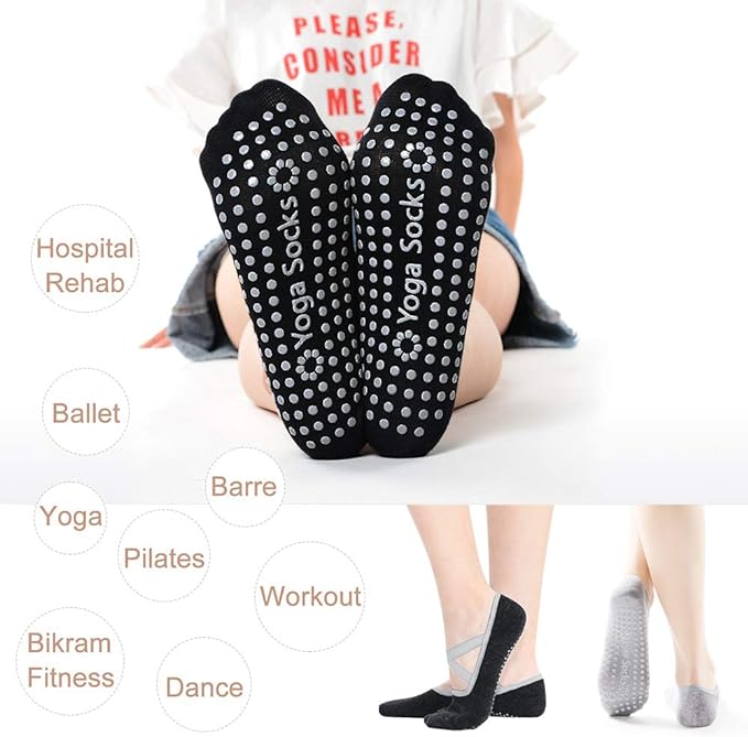 Laad afbeelding in Galerijviewer, Een persoon zit op de grond en draagt zwarte yogasokken met antislip handgrepen, met de tekst &quot;Yoga Socks&quot; voor stabiliteit. Cirkelvormige tekst op de achtergrond benadrukt verschillende fitnessactiviteiten, wat hun veelzijdigheid voor een actieve levensstijl laat zien.
