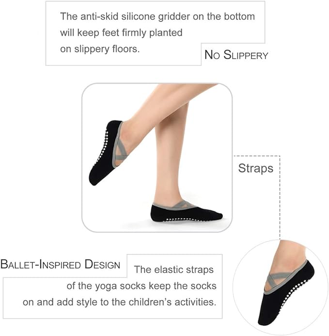 Laad afbeelding in Galerijviewer, Een kind draagt zwarte yogasokken met antislip-eigenschappen en X-vormige bandjes, wat de antislipeigenschappen en de op ballet geïnspireerde stijl benadrukt.
