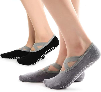 Twee paar ballet-stijl yoga sokken, een zwarte en een grijze, met een X-vormig bandontwerp en witte antislip grip dots op de zolen, ideaal voor verbeterde stabiliteit. Product: 