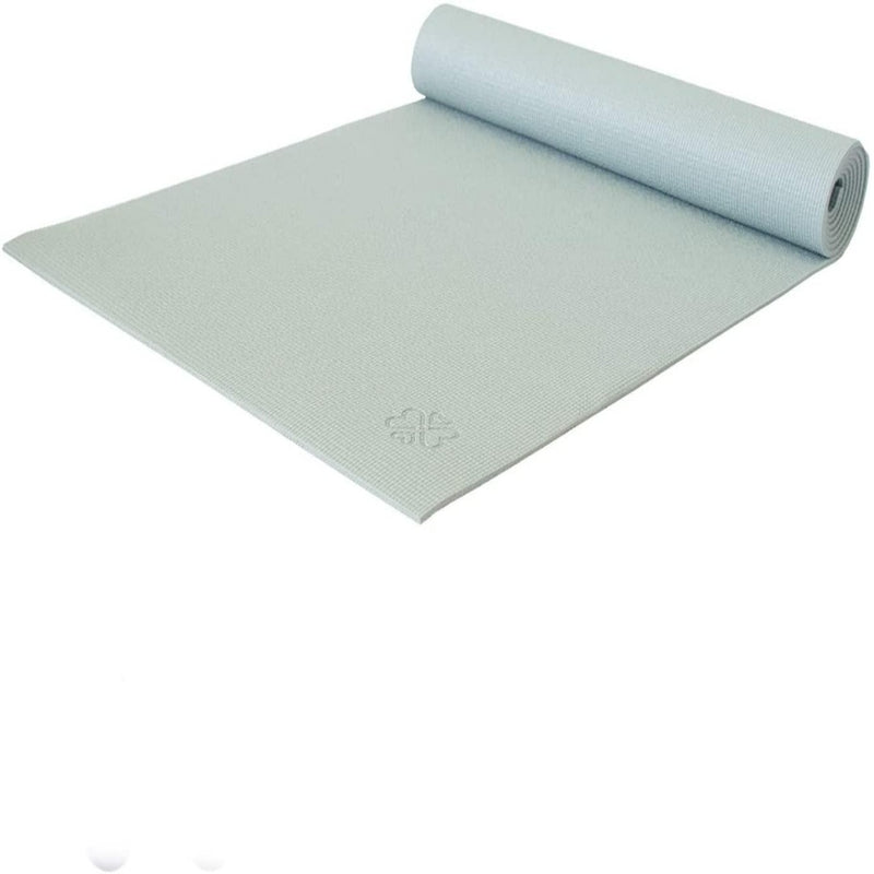 Laad afbeelding in Galerijviewer, Een gedeeltelijk uitgerolde yogamat - Optimale grip en comfort voor elke yogavorm heeft een witte achtergrond, met in het midden een subtiel bloemenmotief, een antisliplaag en een lichtgrijze kleur.
