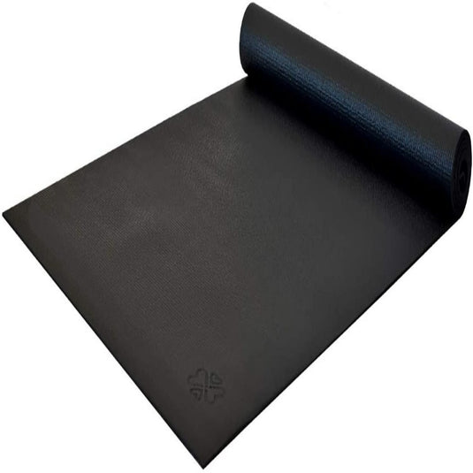 Een zwarte opgerolde "Yoga mat - Optimale grip en comfort voor elke yogavorm", gemaakt van duurzaam materiaal, is gedeeltelijk uitgerold op een witte achtergrond met een subtiele logo-opdruk bij de hoek.
