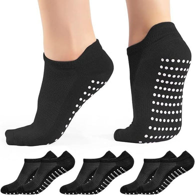 Zwarte enkelsokken met witte grip dots bieden effectieve grip voor veelzijdige activiteiten. Ze zijn te zien aan de voeten en gestapeld in vier paren, ideaal als Full-Toe yogasokken, die ultieme grip en comfort bieden voor elke gelegenheid die betrouwbare grip vereist.