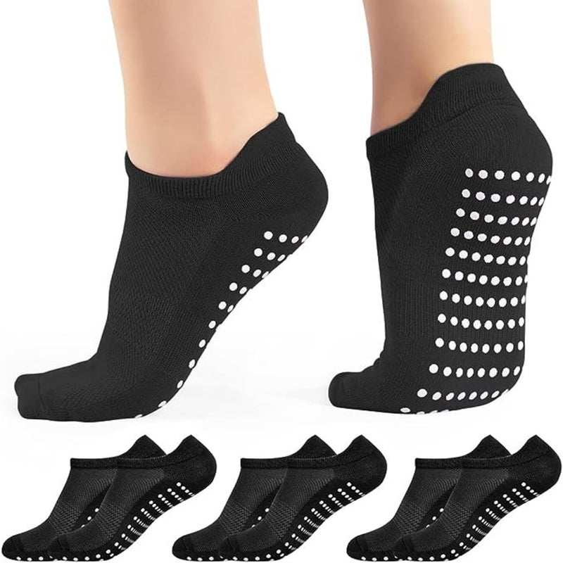 Laad afbeelding in Galerijviewer, Zwarte enkelsokken met witte grip dots bieden effectieve grip voor veelzijdige activiteiten. Ze zijn te zien aan de voeten en gestapeld in vier paren, ideaal als Full-Toe yogasokken, die ultieme grip en comfort bieden voor elke gelegenheid die betrouwbare grip vereist.
