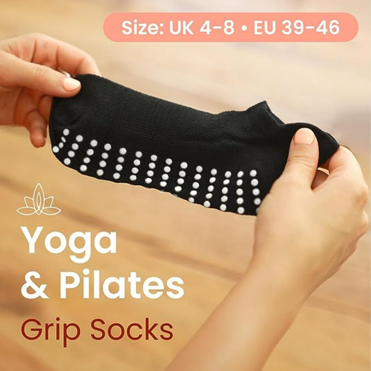 Twee handen tonen een Full toe yoga sok met witte stippen op de zool voor effectieve grip, maat UK 4-8/EU 39-46, die ultieme grip en comfort biedt voor veelzijdig gebruik.