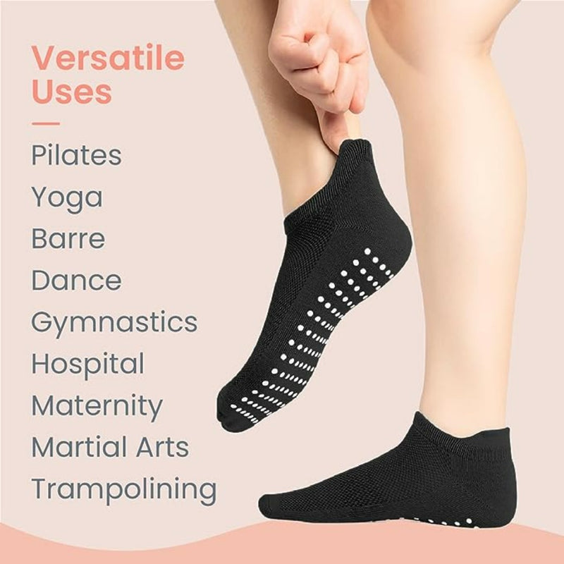 Laad afbeelding in Galerijviewer, Eén voet draagt een zwarte antislip Full-Toe yoga sok, met de andere klaar om te gaan. De achtergrond benadrukt hun veelzijdige gebruik voor Pilates, Yoga en Gymnastiek. Deze sokken bieden de ultieme grip en comfort voor elke fitnessbehoefte.
