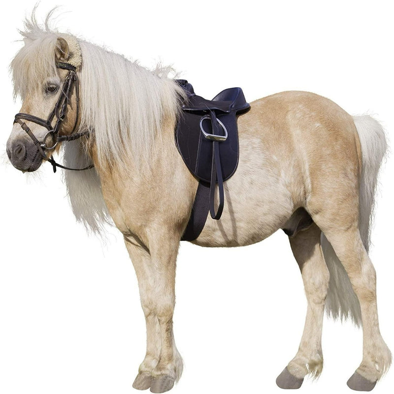 Laad afbeelding in Galerijviewer, Een kleine, lichtbruine pony met witte manen en staart staat links op een effen achtergrond en draagt een zwart hoofdstel en het Pony zadel economy: Comfortabel en betaalbaar gemaakt van synthetisch zadelmateriaal.
