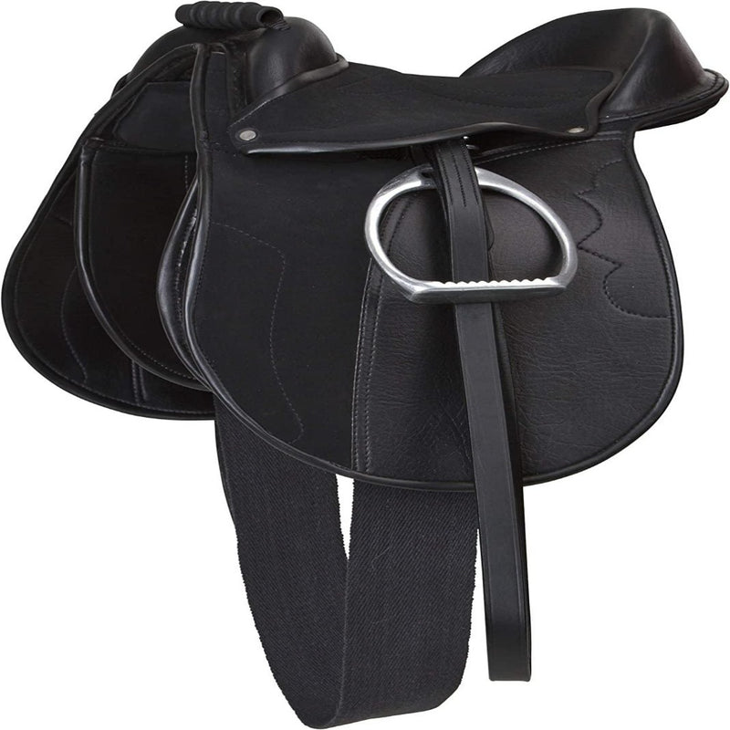 Laad afbeelding in Galerijviewer, Het Pony zadel economy is een comfortabel en betaalbaar zwart ruitersportzadel met stijgbeugels, een handvat en een brede singelstoot, gemaakt van synthetisch zadelmateriaal.
