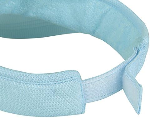 Close-up van een lichtblauwe hoofdband met klittenbandsluiting, voorzien van sneldrogend materiaal, uit de lijn Zonneklep voor vrouwen voor bescherming tegen de zon tijdens het sporten.